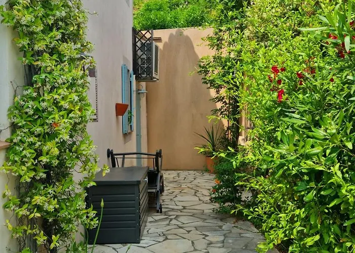 Semesterbostad Jolie Maison, 3 Chambres, Jardin, Piscine Partagee *